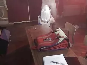 Loira em tranças trê ...