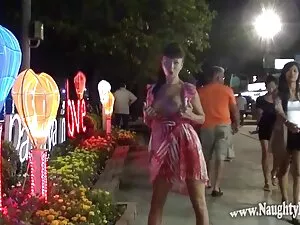 O papá faz cócegas a ...